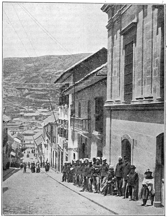 Een der hoofdstraten van La Paz; rechts het gouvernementsgebouw.