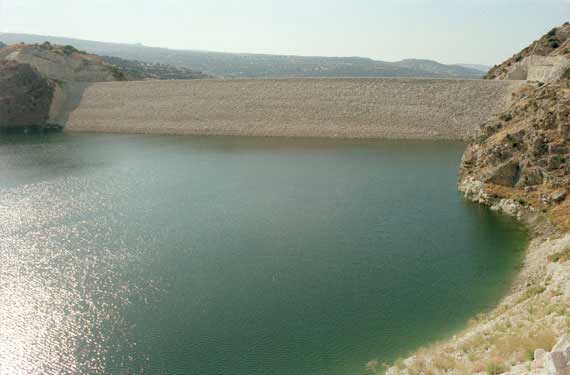 Wasserdamm in Evretou