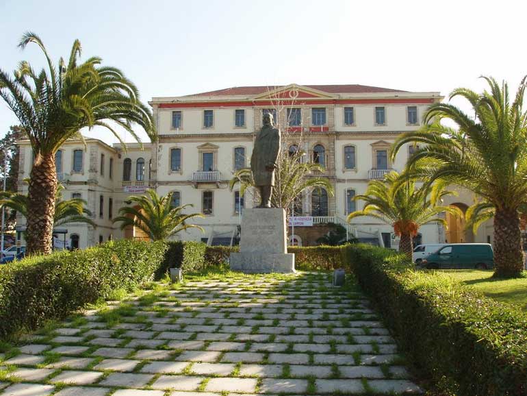Chania, The statue of Eleftherios Venizelos in front of the Dikastiria (Court House)