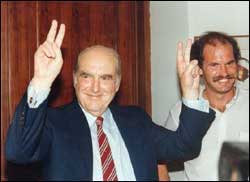 Papandreou 1981 mit seinen Sohn Georgios