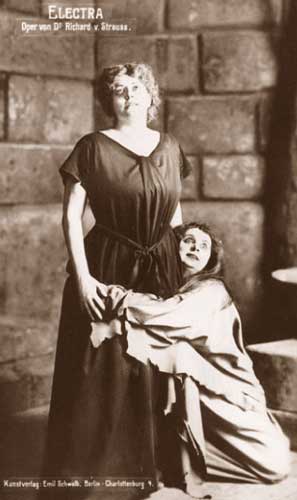 Margarethe Siems als Chrysothemis mit Annie Krull