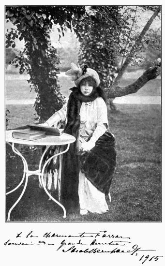 Photo of Sarah Bernhardt. Signed: À la charmante Farrar souvenir d'une grande amitié, Sarah Bernhardt, 1915
