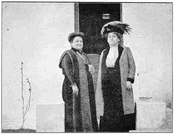 Olive Schreiner en Dr. Aletta Jacobs, voor den ingang van O. Schreiner’s huis.