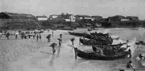 CARRIERS CONVEYING BAGS OF CACAO TO SURF BOATS, ACCRA. Reproduced by permission of the Editor of "West Africa."