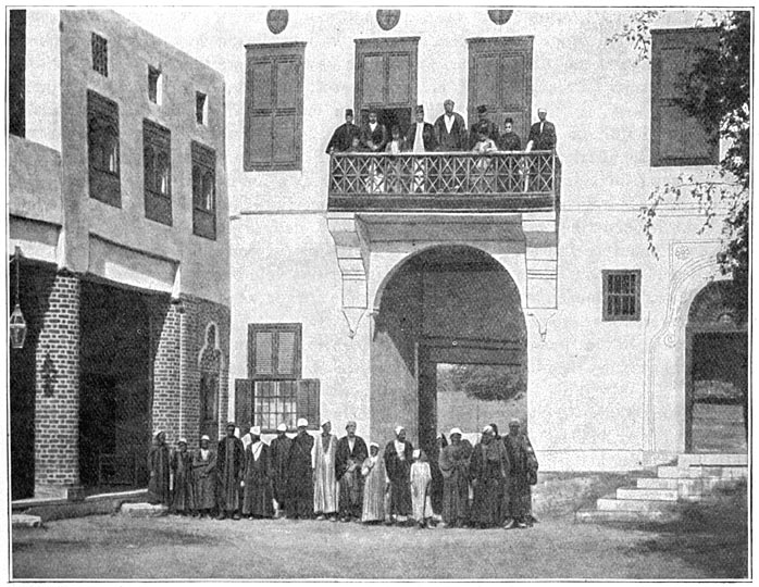 De Qasr Battarsi: Boven de deur is een balkon, waarvan men op de binnenplaats ziet.