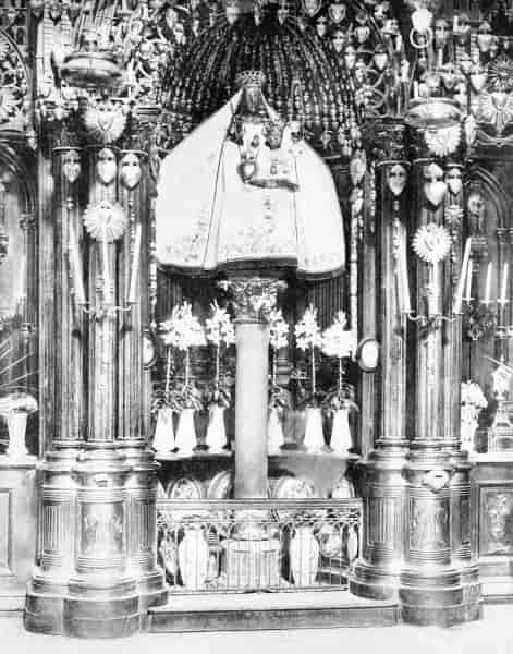 The Vierge du Pilier in the Cathedral of Chartres.
