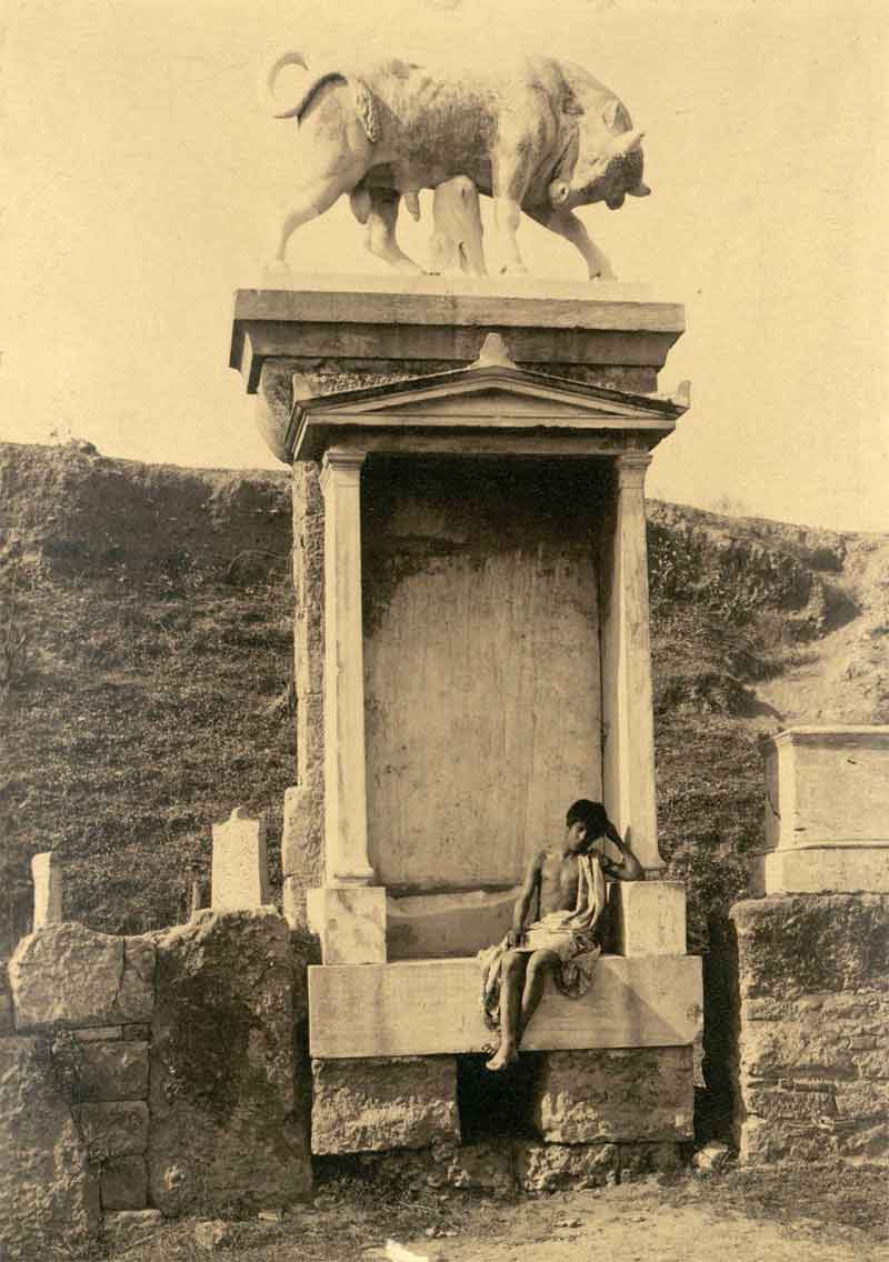 Αγόρι κάθεται μπροστά από τον τάφο του Διονυσίου του Κολλυτού