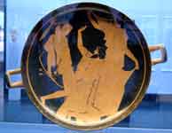 Απόλλωνας και Τιτυός με θεά (πιθανώς η Γαία υπερασπιζόμενη τον γιό της)