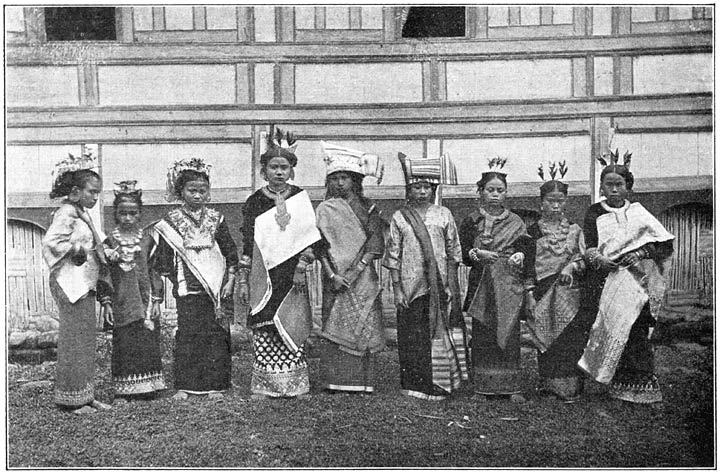 Als zij zich tooien voor een feest dragen de vrouwen van Minangkabau prachtige weefsels, sluiers van Siloengkang en zijden sarongs met zilver en goed doorwerkt.