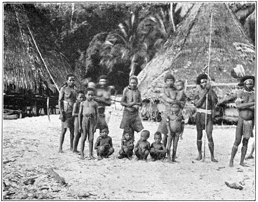Het oude Papoea-gehucht staat op een zandbank maar juist boven het water uit.