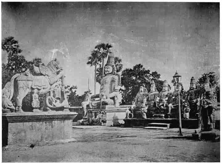 Mannarswāmi in front of shrine.