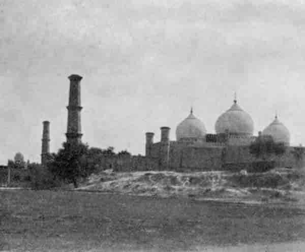 Fig. 81. Bádsháhí Mosque, Lahore.