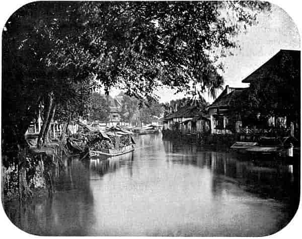 The Kali Batawi on its way through the Chinese quarter.