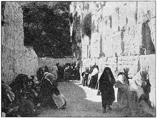 Weeklagende Joden bij het stuk oude muur in Jeruzalem.