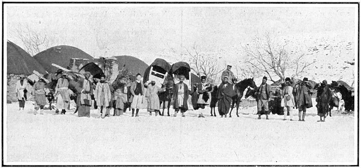 Groote karavaan op weg van Ispahan naar Yezd in den winter.