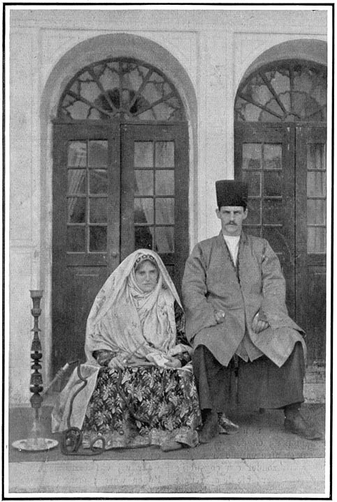 De schrijfster en haar echtgenoot in bakhtisch costuum. Dr. Hume-Griffith’s kleeding is die van een hoofd en die van zijn vrouw is een rijk fluweelen kleed, terwijl de sluier geborduurd is met zijden bloemen.