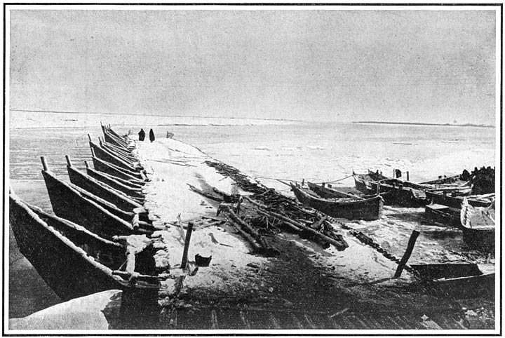 De schipbrug in de bevroren rivier. Het was 150 jaren geleden, dat de rivier voor ’t laatst geheel met ijs was overdekt.