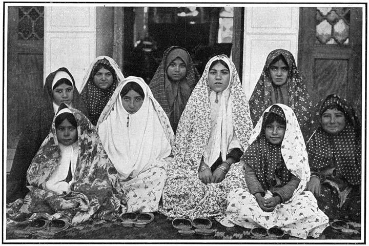 Een groep perzische meisjes.