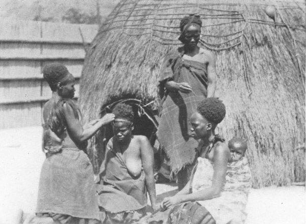 SWAZI WOMEN AT HOME